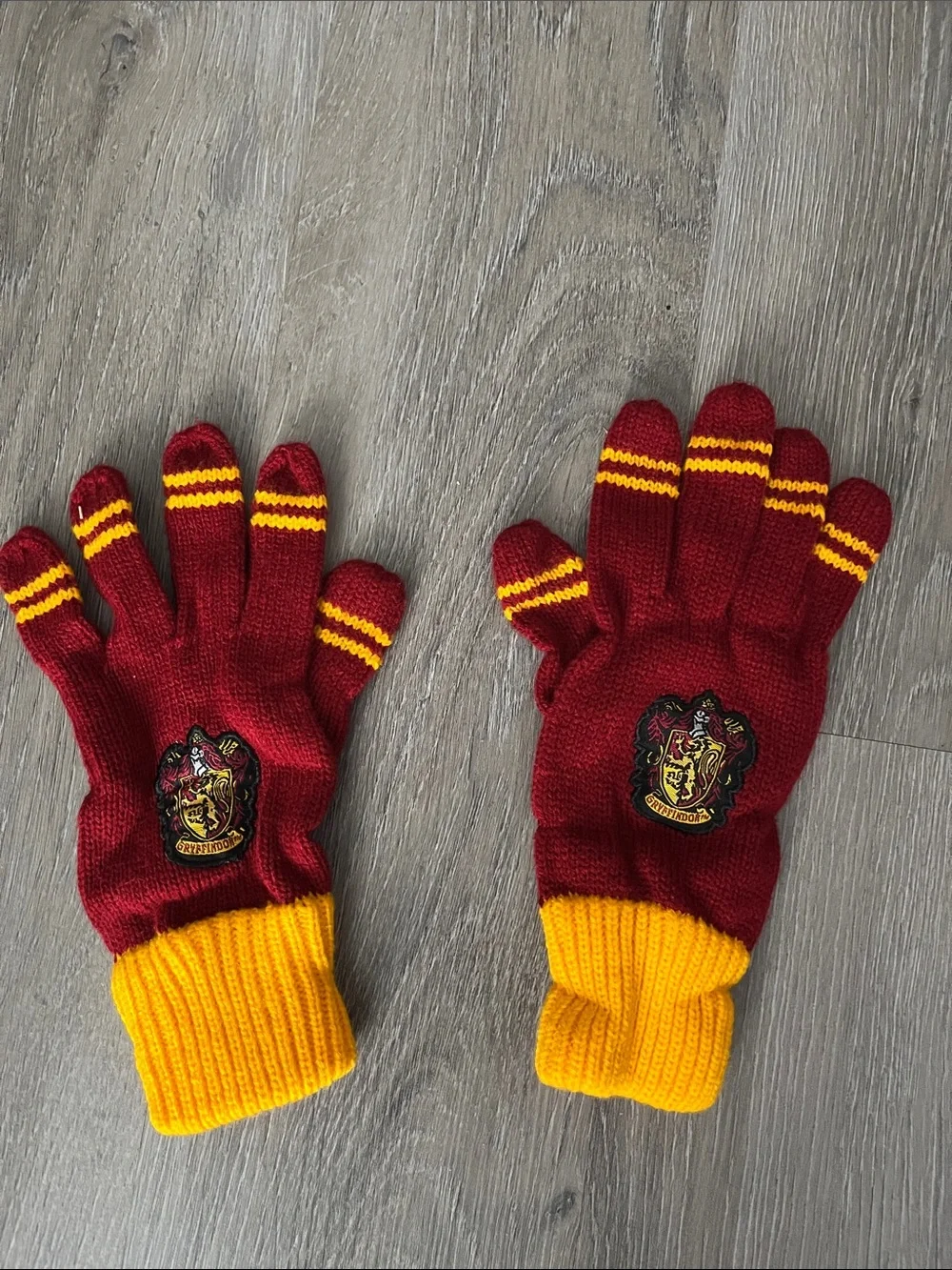 Harry Potter Adult/Pre-teen Knit Gloves in Burgundy and Gold